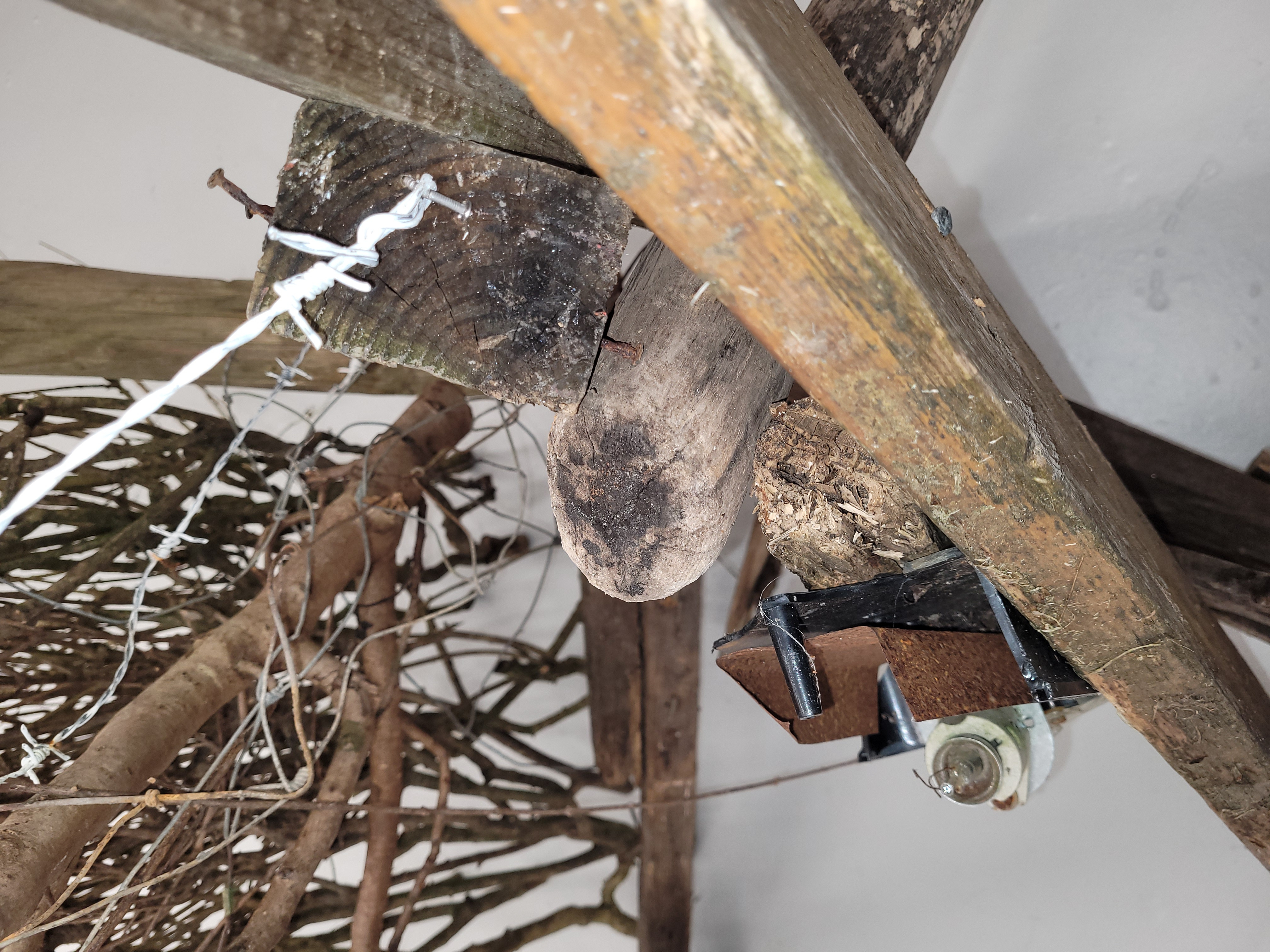 Footpathclosed2rescuedwoodlampfittingbarbedwire